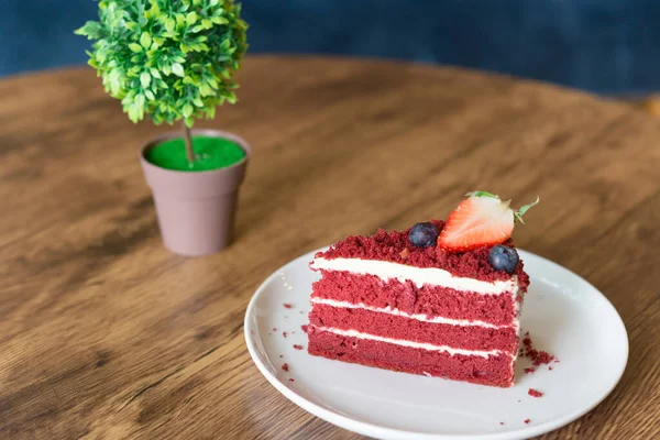咖啡店木制桌子上的红色丝绒芝士蛋糕 — 图库照片