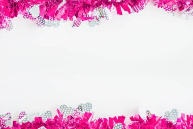 Beyaz arka planda Noel süsleri. Sevgililer günü, mutlu yıllar konsepti..