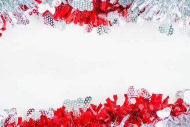 Beyaz arka planda Noel süsleri. Sevgililer günü, mutlu yıllar konsepti..