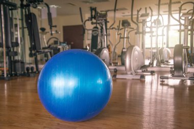 Spor kulüplerinde spor salonunda spor, spor aletleri ve spor toplarında mavi renk topu spor topu, spor topu, masaj topu, spor terapisi..