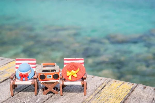Miniatuur Hoeden Strandstoel Met Zeeachtergrond Vakantie Concept — Stockfoto