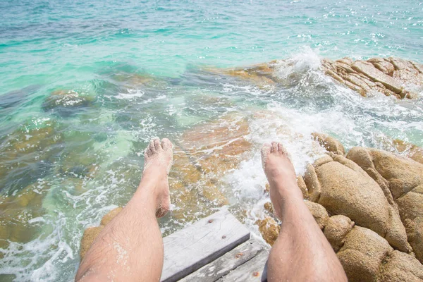 Gros Plan Pied Masculin Dans Eau Bleue Plage Tropicale — Photo