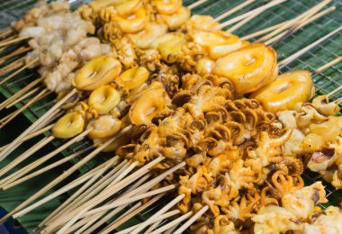 Sokak yemekleri - ızgara kalamar, kalamar yumurtası.