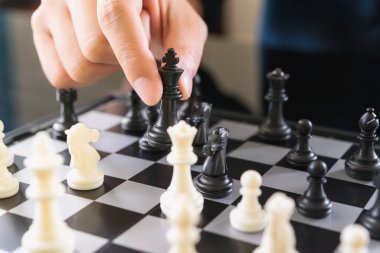 İş adamı satrançla oynar. İş stratejisi ve liderlik kavramı