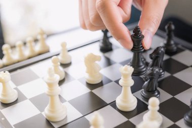 İş adamı satrançla oynar. İş stratejisi ve liderlik kavramı