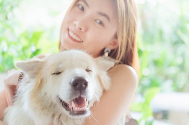 Kadın, köpek dostu hayvanına sarılıyor. Büyük köpeğe, mutluluğa ve arkadaşlığa. evcil hayvan ve kadın.