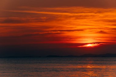 Parlak günbatımı manzarası ve üzerinde turuncu gökyüzü, yaz arkaplanı..
