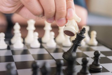 İş adamı satrançla oynar. İş stratejisi ve liderlik kavramı