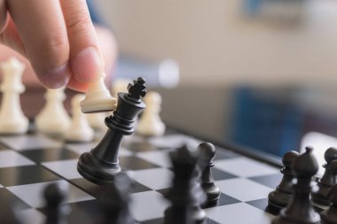 İş adamı satrançla oynar. İş stratejisi ve liderlik kavramı