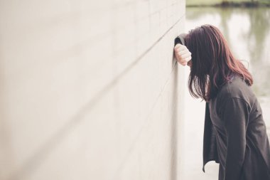 Asyalı kadın yalnız ve bunalımda, yorgun genç bir kadının portresi. Depresyon