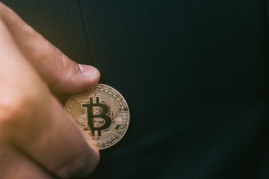 Bir adamın elinde altın Bitcoin, yeni sanal bir c 'nin dijital sembolü