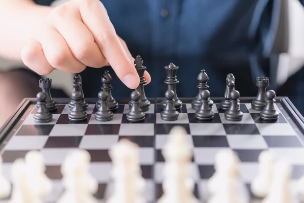 İş adamı satrançla oynar. İş stratejisi ve liderlik kavramı