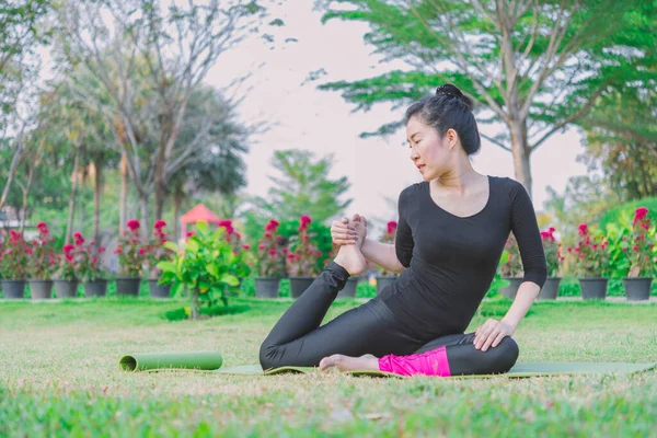 Donne Che Fanno Yoga Nel Parco — Foto Stock