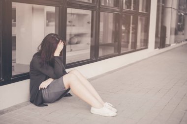 Asyalı kadın yalnız ve bunalımda, yorgun genç bir kadının portresi. Depresyon