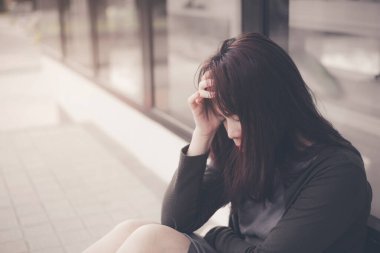 Asyalı kadın yalnız ve bunalımda, yorgun genç bir kadının portresi. Depresyon