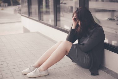 Asyalı kadın yalnız ve bunalımda, yorgun genç bir kadının portresi. Depresyon