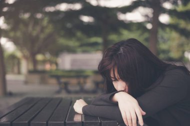 Asyalı kadın yalnız ve bunalımda, yorgun genç bir kadının portresi. Depresyon