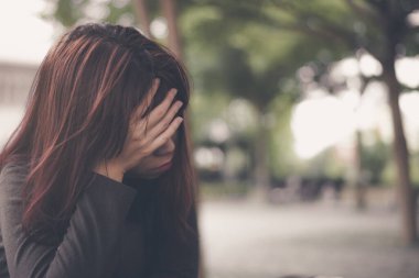 Asyalı kadın yalnız ve bunalımda, yorgun genç bir kadının portresi. Depresyon