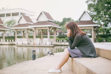 Asyalı kadın yalnız ve bunalımda, yorgun genç bir kadının portresi. Depresyon