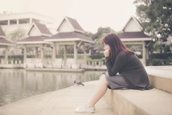 Asyalı kadın yalnız ve bunalımda, yorgun genç bir kadının portresi. Depresyon