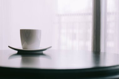 Sabah bir fincan sade kahve, gazete ve pencereye dayanmış bir kalem.