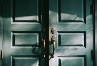 Eski, eski, kırsal dış, koyu yeşil kapı..