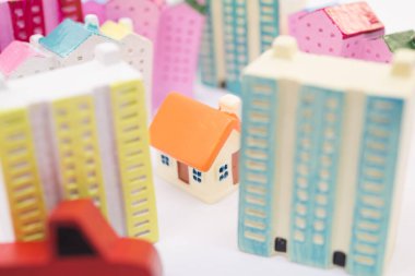 Binaların ortasında minyatür bir ev, tek başına bir şehir.