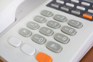 Müşteri hizmetleri destek dolandırıcılığının bürosundaki telefon cihazları