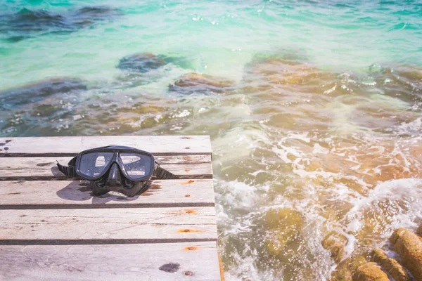 Houten Brug Snorkelmasker Met Zee — Stockfoto