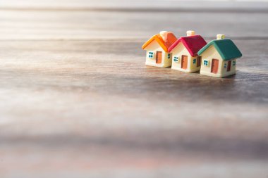 Ahşap zemindeki minyatür ev. Mülk görüntüsü.