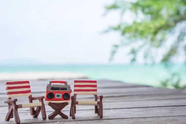 Miniatuur Radio Een Tafel Strandstoel Met Zee Achtergrond — Stockfoto