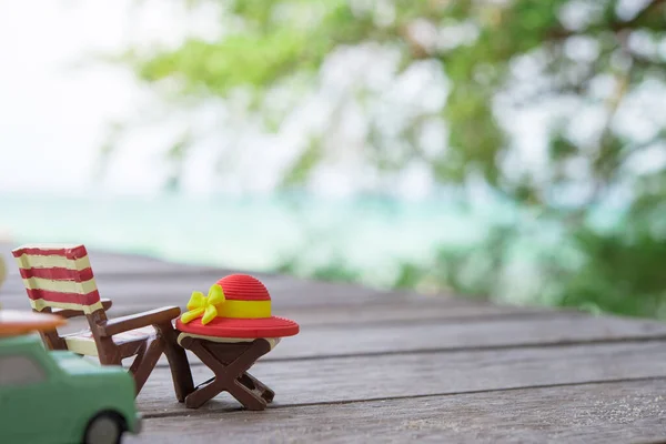 Miniatuur Radio Een Tafel Strandstoel Met Zee Achtergrond — Stockfoto