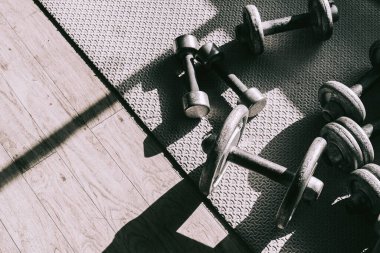 Spor salonunda kas, spor klubü ağırlığı trai