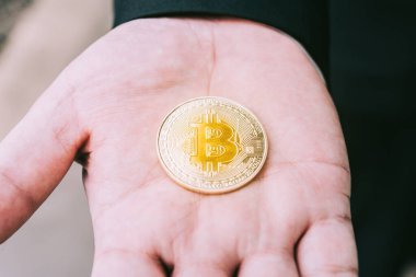 Bir adamın elinde altın Bitcoin, yeni sanal bir c 'nin dijital sembolü