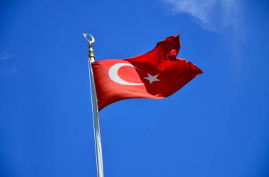 Mavi gökyüzünde dalgalanan Türk bayrağı, İstanbul, TURKEY