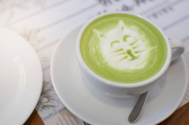 Köpüklü kedi sütlü sıcak kahve.