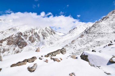 Leh Ladakh yolundaki manzara. Khardung La geçidi. Kuzey Hindistan 'daki karlı dağ yolu..
