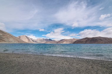 Leh, Ladakh, Hindistan 'daki Pangong Gölü kıyısında..