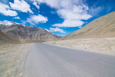 Leh Ladakh yolundaki manzara. Khardung La geçidi. Kuzey Hindistan 'daki karlı dağ yolu..