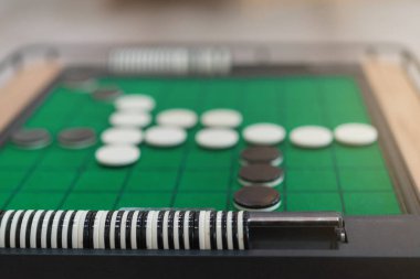 Yeşil Reversi tahtasında (Othello) kapanış diskleri, Strateji iş konsepti.