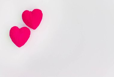 Beyaz arka planda iki kalp, Sevgililer Günü konsepti.
