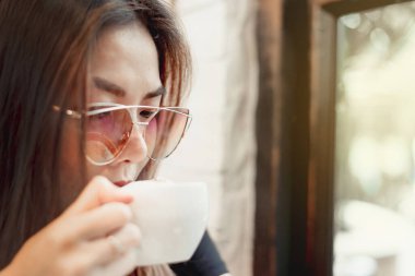 - Kahve. Cafe 'de çay ya da kahve içen kız. Sabah restoranda kahve içen bir kadın.