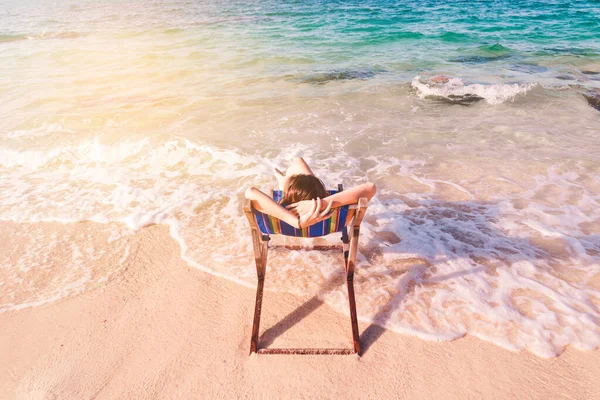 Jeune Femme Relaxant Dans Une Chaise Sur Une Plage Soleil — Photo