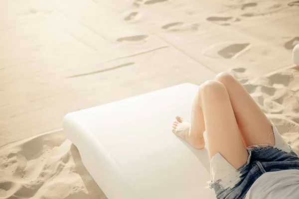 Jeune Femme Jambes Reposant Relaxant Sur Plage Demi Tour Inférieur — Photo