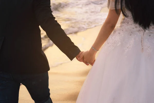 Adorable Pareja Boda Sostiene Las Manos Caminando Largo Playa Contra — Foto de Stock