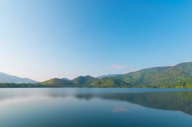 Dağları, ormanı ve önünde bir nehri olan bir manzara. Güzel manzara.