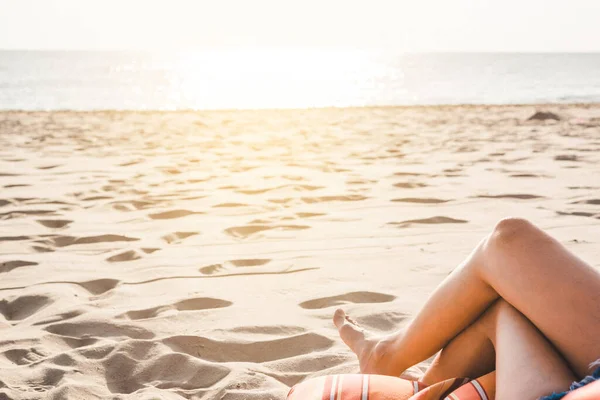 Belle Jeune Femme Jambes Reposant Relaxant Sur Plage — Photo