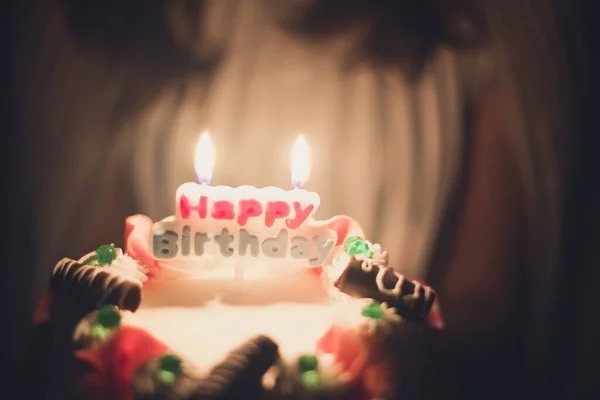 誕生日だ キャンドル付きのケーキを持つ女の子 おいしい誕生日ケーキと若い女性の保持プレート — ストック写真