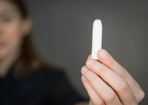 Vrouw Met Menstruatietampon Hand Menstruatietampon Menstruatie Tijd Hygiëne Bescherming — Stockfoto