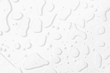 Beyaz zemin üzerinde soyut su damlaları.